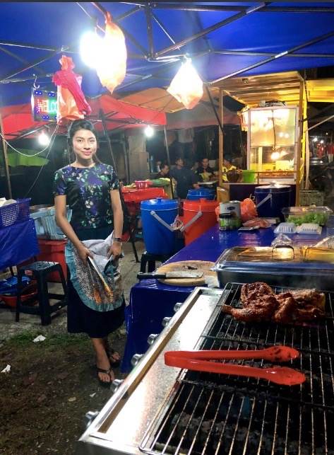 Giliran Gadis Cantik Jual Nasi Ayam Bakar Pula Jadi Viral 